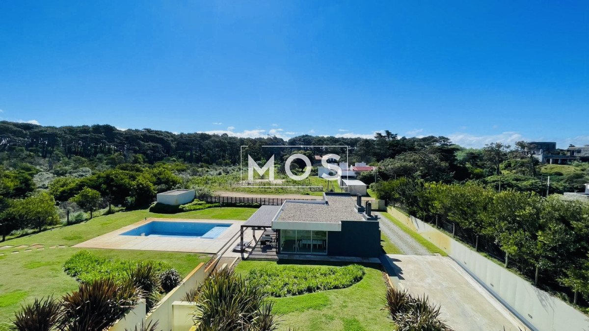 Apartamento ID.3284 - Apartamento de 3 Dormitorios en Primera Línea del Mar, Playa Brava Punta del Este