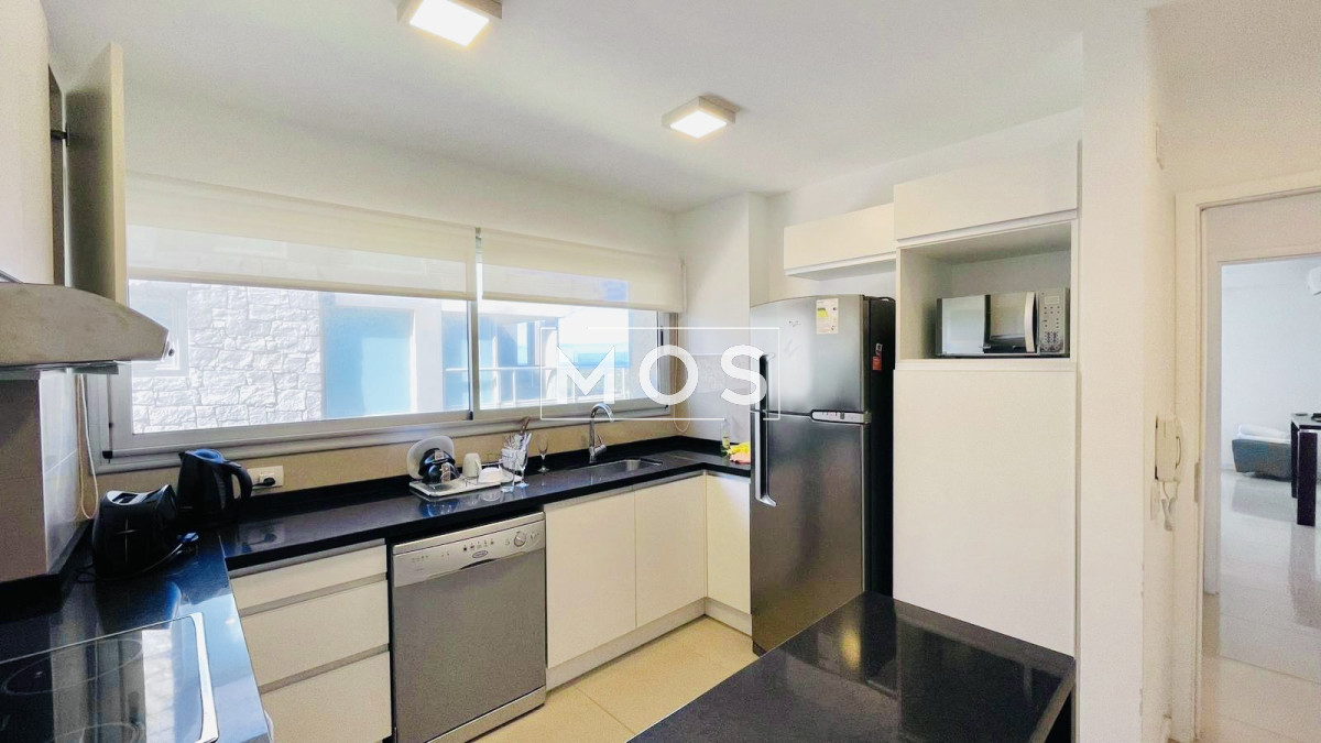 Apartamento ID.3284 - Apartamento de 3 Dormitorios en Primera Línea del Mar, Playa Brava Punta del Este