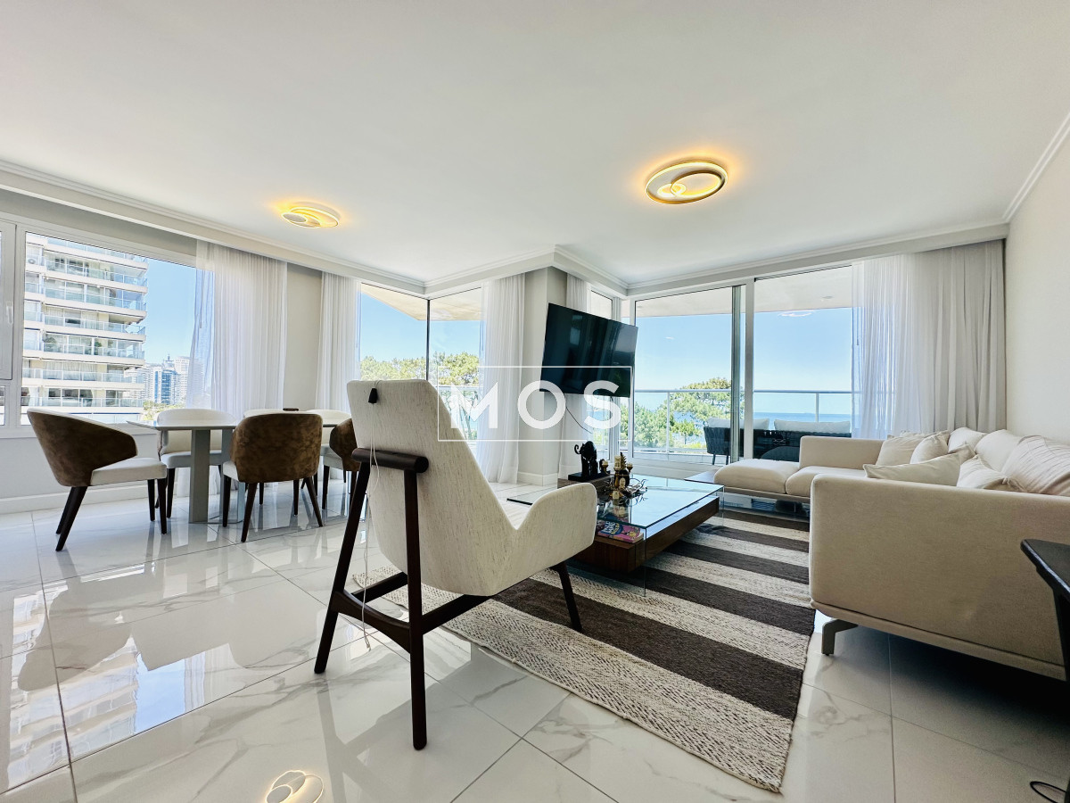 Apartamento ID.2792 - Apartamento Frente al Mar de 3 Dormitorios y Dependencia en Playa Mansa, Punta del Este 