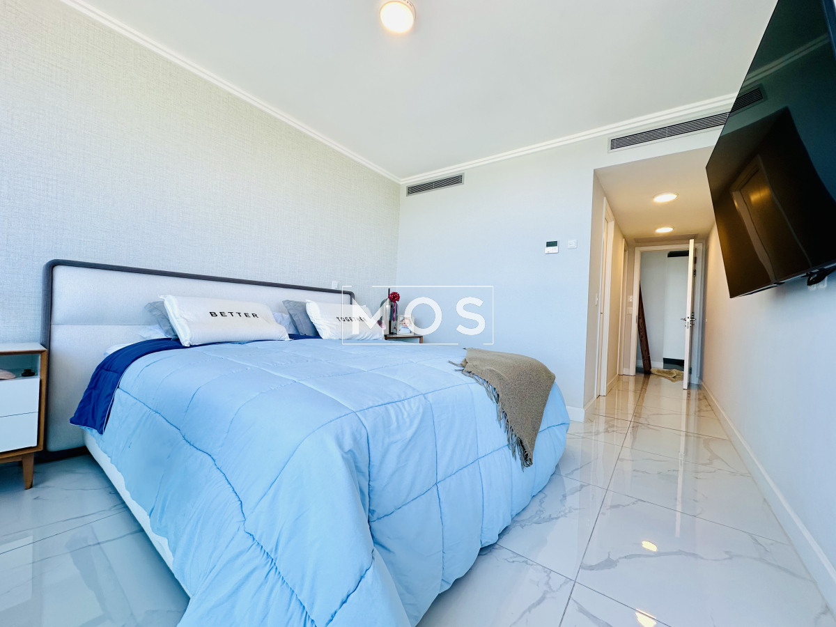 Apartamento ID.2792 - Apartamento Frente al Mar de 3 Dormitorios y Dependencia en Playa Mansa, Punta del Este 