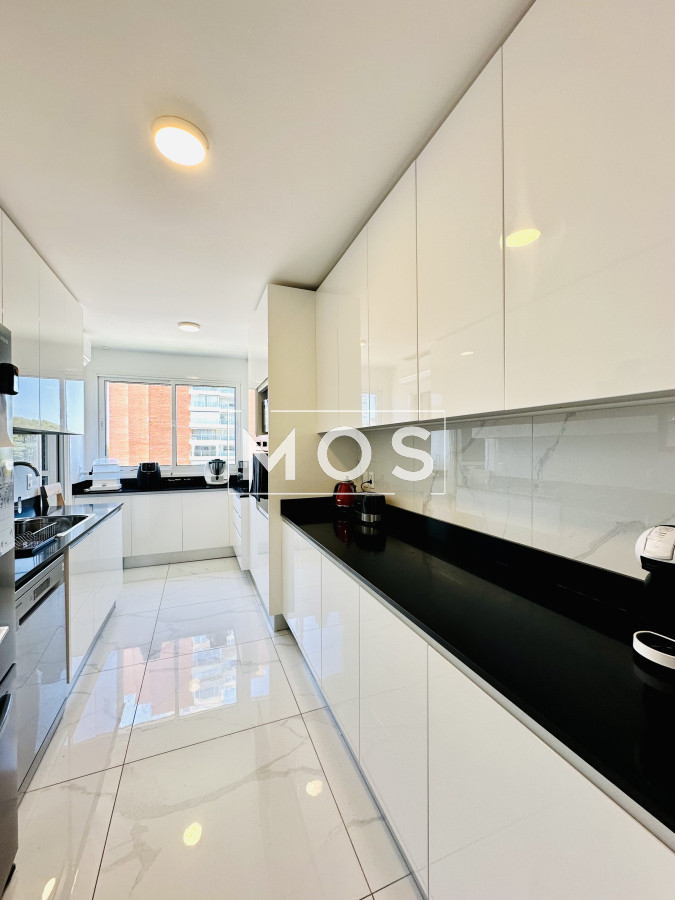 Apartamento ID.2792 - Apartamento Frente al Mar de 3 Dormitorios y Dependencia en Playa Mansa, Punta del Este 