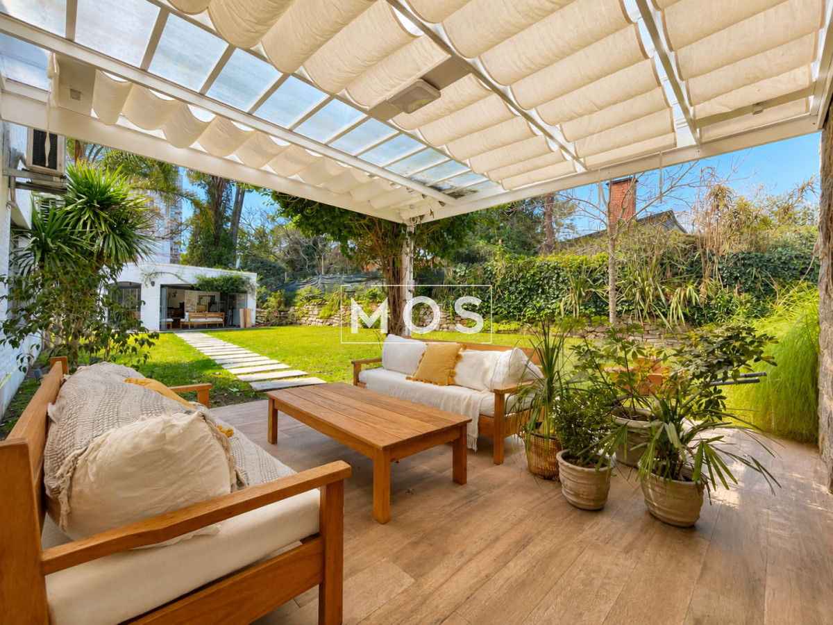 Casa ID.3598 - Moderna Casa de 4 Dormitorios, Piscina Climatizada y Parrillero en Playa Mansa, Punta del Este