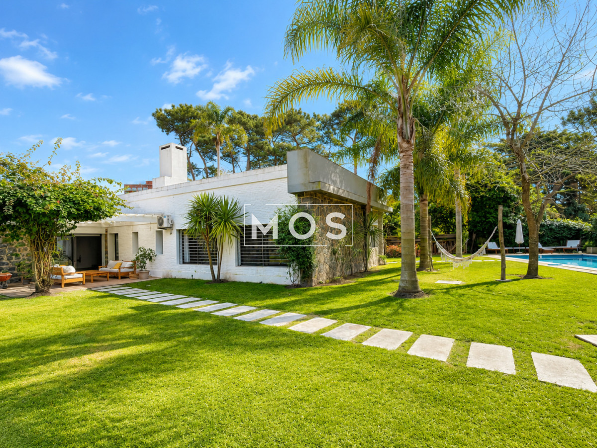 Casa ID.3598 - Moderna Casa de 4 Dormitorios, Piscina Climatizada y Parrillero en Playa Mansa, Punta del Este
