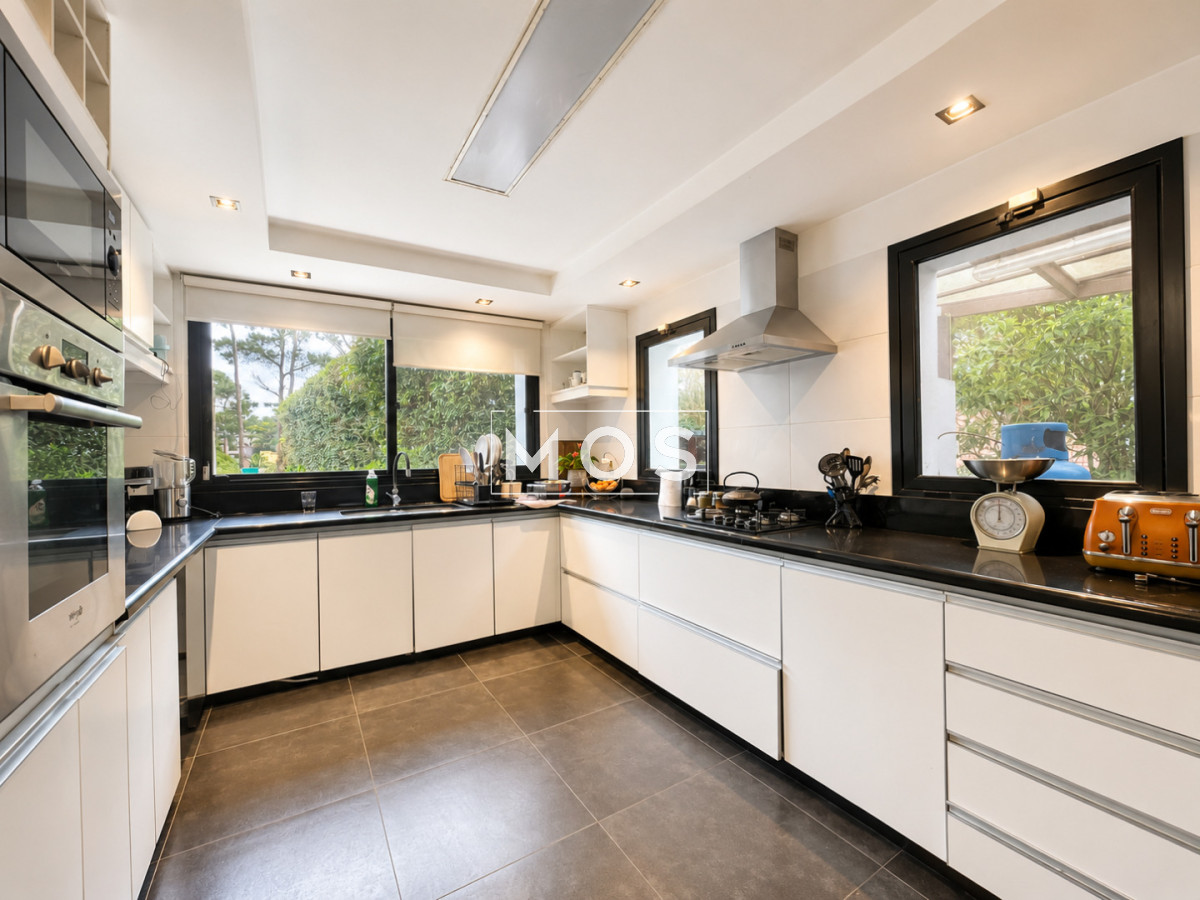Casa ID.3598 - Moderna Casa de 4 Dormitorios, Piscina Climatizada y Parrillero en Playa Mansa, Punta del Este