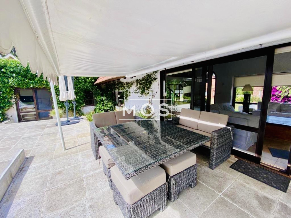 Casa ID.2695 - Cómoda Casa de 5 Dormitorios y Piscina Climatizada en Punta del Este