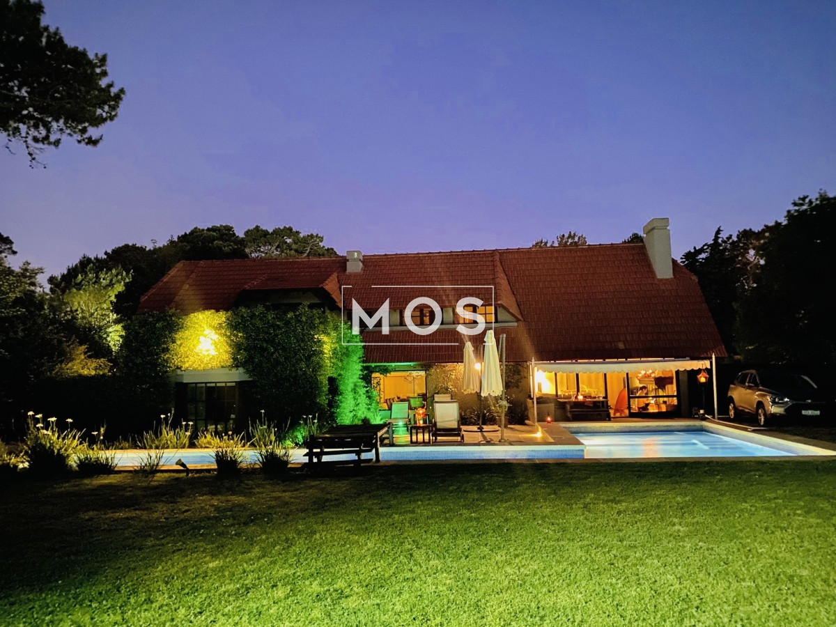 Casa ID.2695 - Cómoda Casa de 5 Dormitorios y Piscina Climatizada en Punta del Este