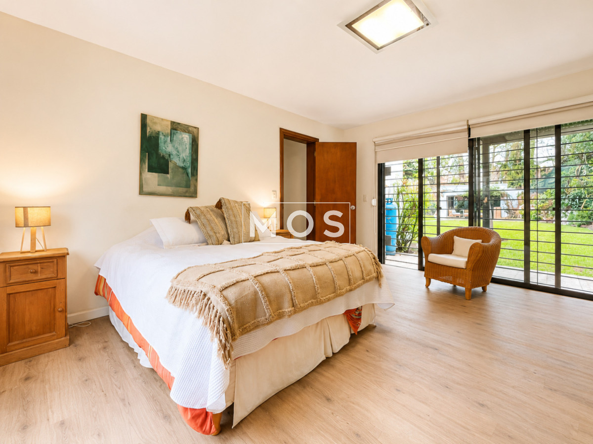 Casa ID.3598 - Moderna Casa de 4 Dormitorios, Piscina Climatizada y Parrillero en Playa Mansa, Punta del Este