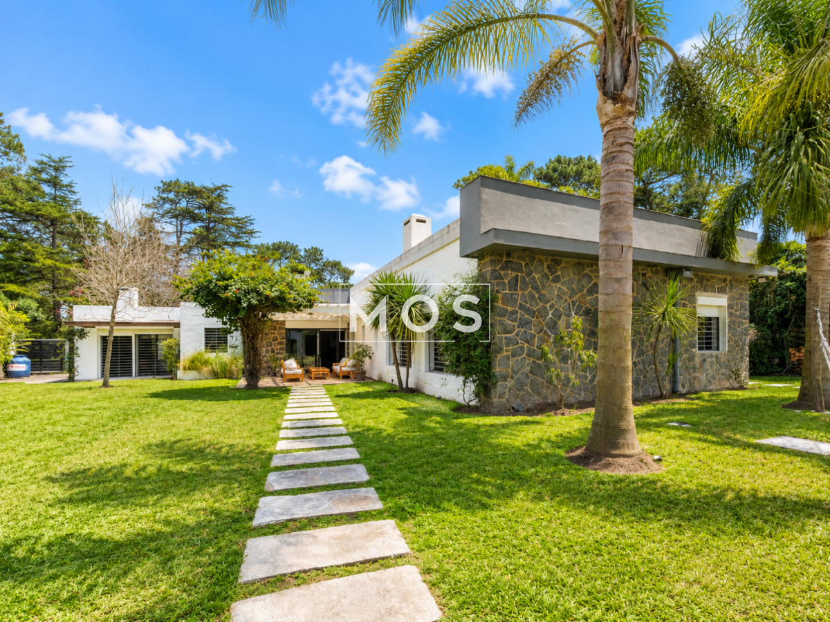 Casa ID.3598 - Moderna Casa de 4 Dormitorios, Piscina Climatizada y Parrillero en Playa Mansa, Punta del Este