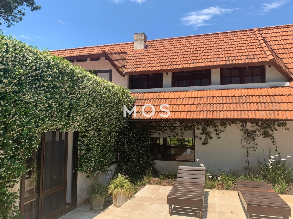 Casa ID.2695 - Cómoda Casa de 5 Dormitorios y Piscina Climatizada en Punta del Este
