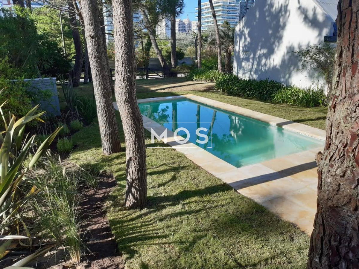 Casa ID.3258 - Casa de 3 Dormitorios más Dependencia y Piscina, en Aidy Grill Punta del Este, Ubicada a pasos del Mar