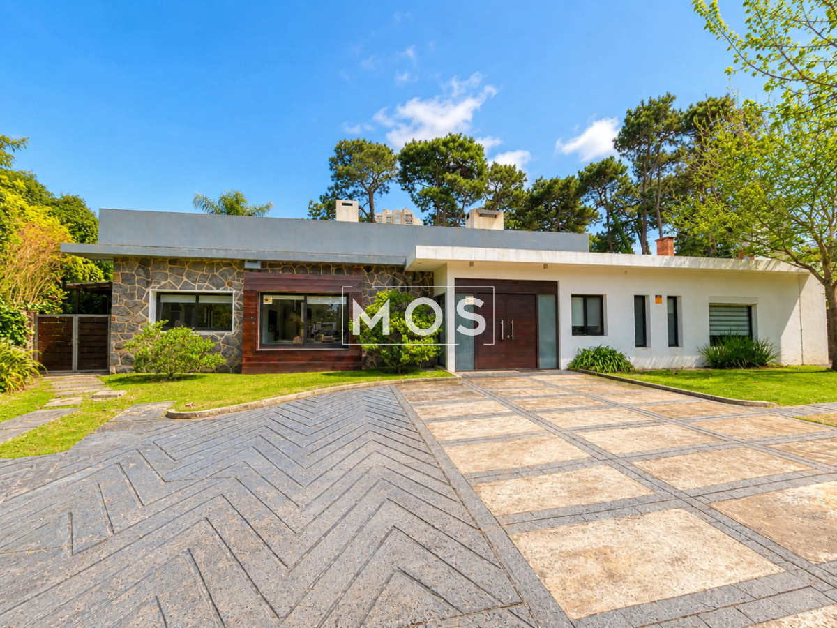 Casa ID.3598 - Moderna Casa de 4 Dormitorios, Piscina Climatizada y Parrillero en Playa Mansa, Punta del Este