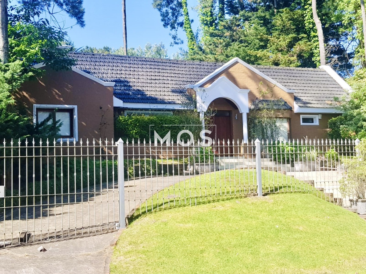 Casa ID.2703 - Excelente Casa de 4 Dormitorios, Piscina y Parrillero en San Rafael 