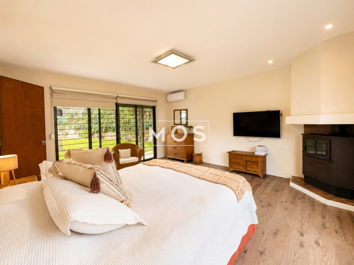 Casa ID.3598 - Moderna Casa de 4 Dormitorios, Piscina Climatizada y Parrillero en Playa Mansa, Punta del Este