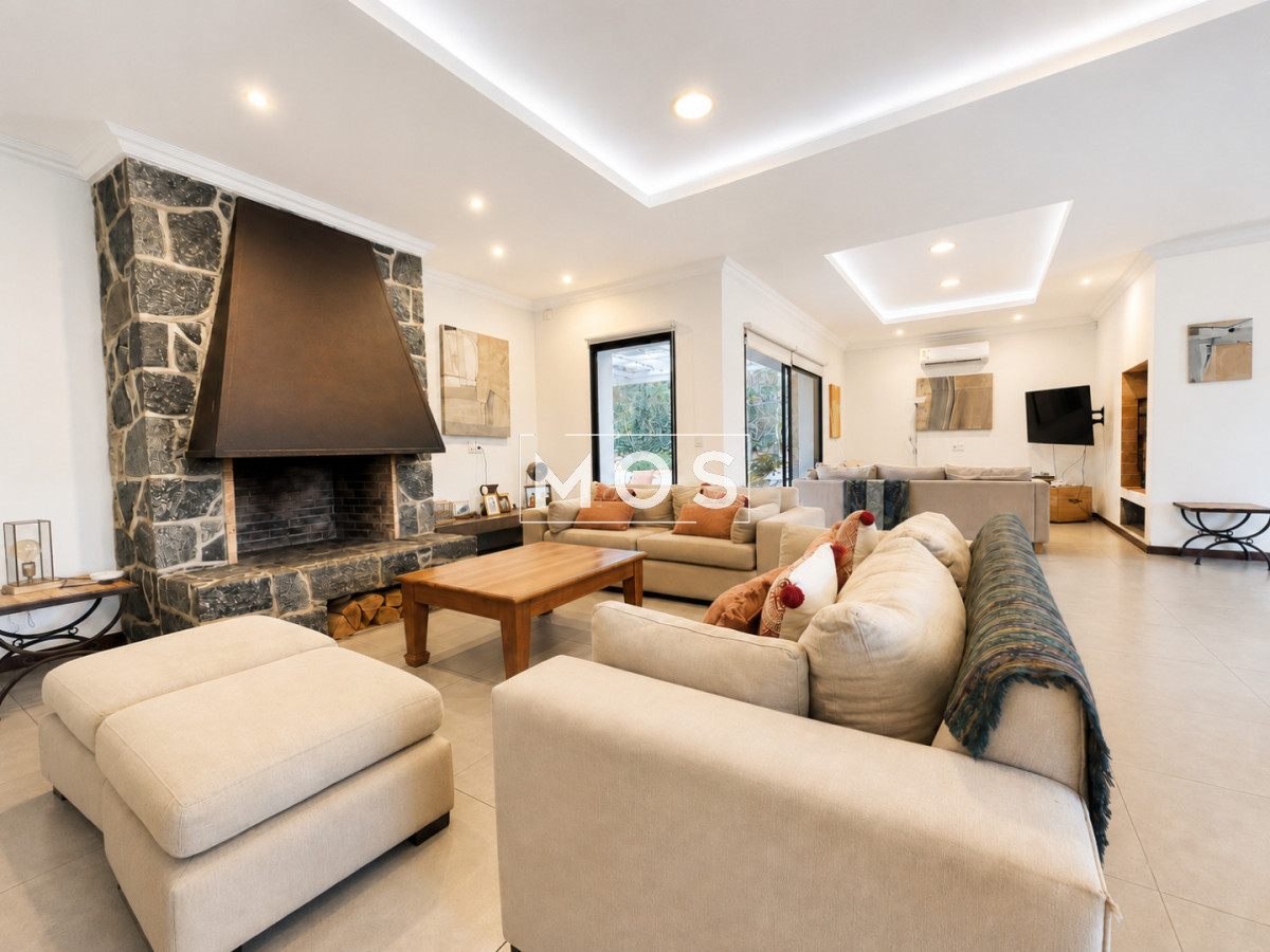 Casa ID.3598 - Moderna Casa de 4 Dormitorios, Piscina Climatizada y Parrillero en Playa Mansa, Punta del Este