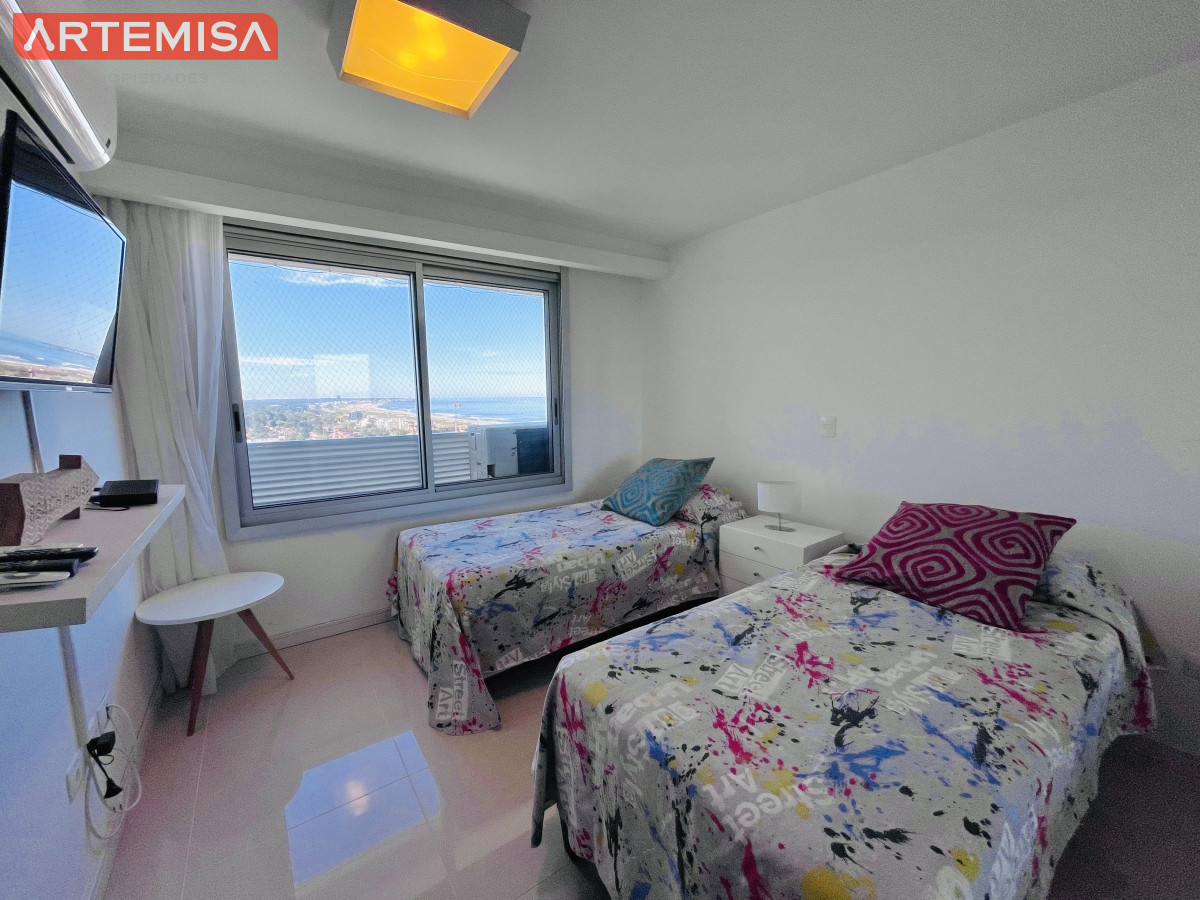 Apartamento ID.595 - Apartamento con Vista al Mar de 3 Dormitorios y Dependencia + Parrillero en Playa Brava, Punta del Este 