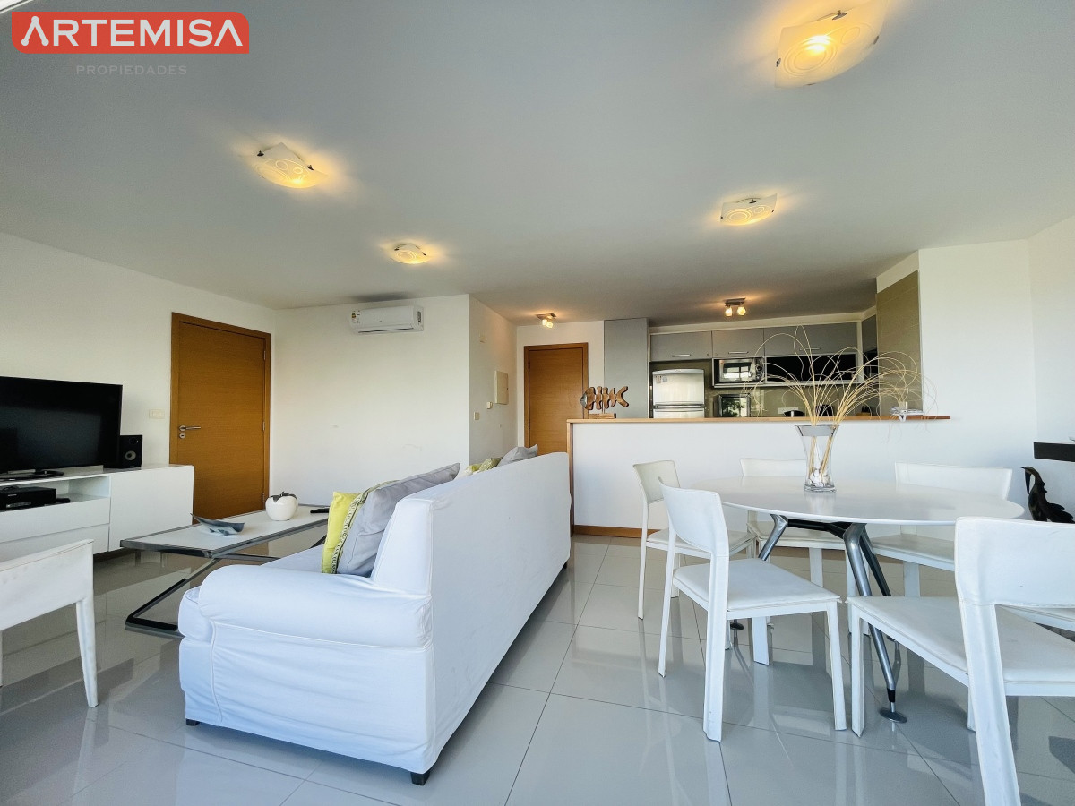 Apartamento ID.565 - Apartamento de 2 Dormitorios y Parrillero Frente a Playa Brava, Punta del Este