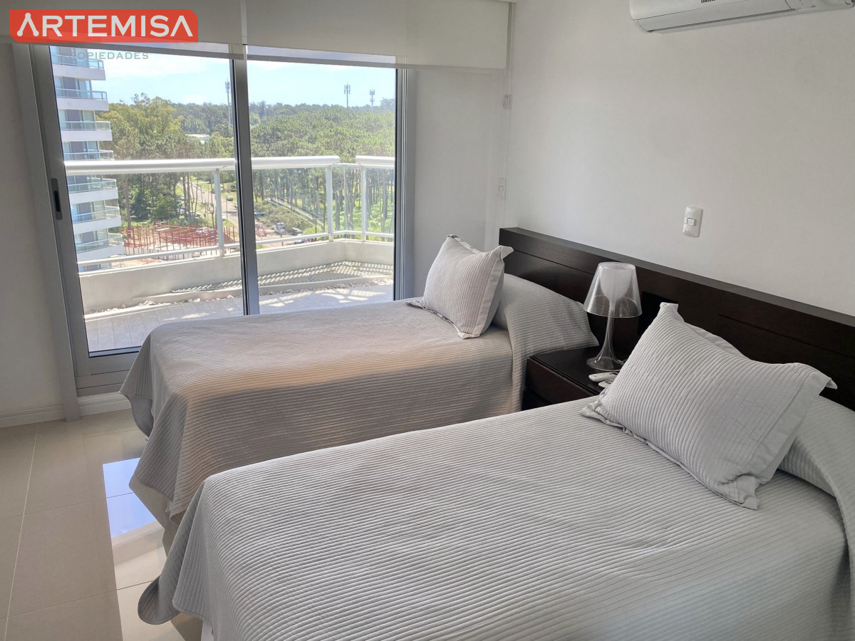 Apartamento ID.515 - Excelente Apartamento de 2 Dormitorios + Servicio en Brava con Vista al Mar