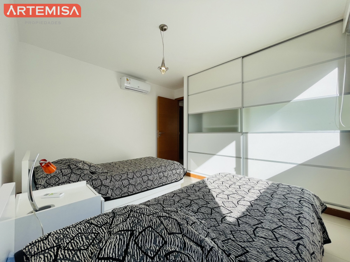 Apartamento ID.565 - Apartamento de 2 Dormitorios y Parrillero Frente a Playa Brava, Punta del Este
