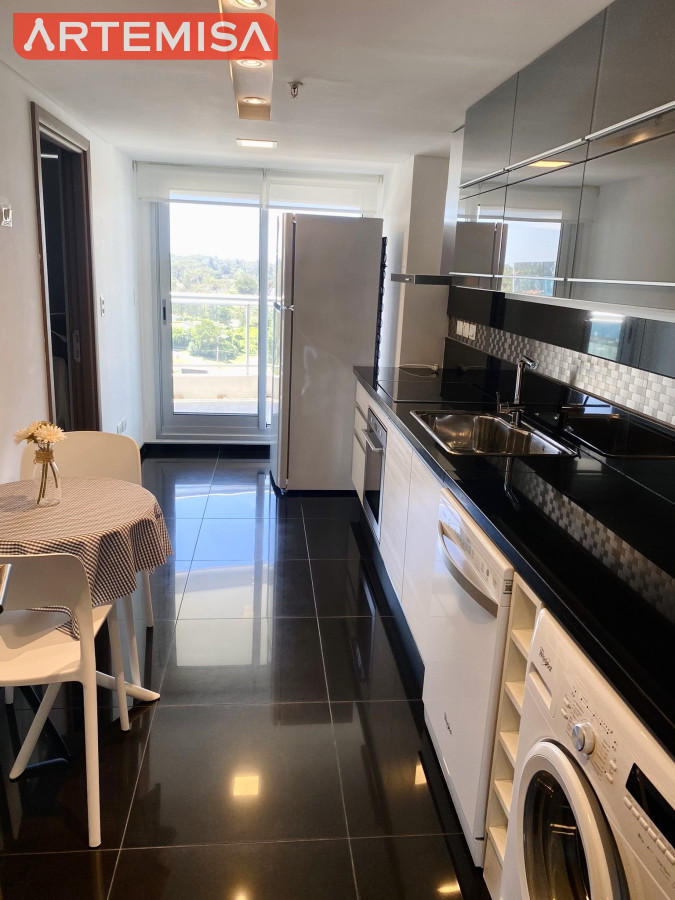 Apartamento ID.515 - Excelente Apartamento de 2 Dormitorios + Servicio en Brava con Vista al Mar