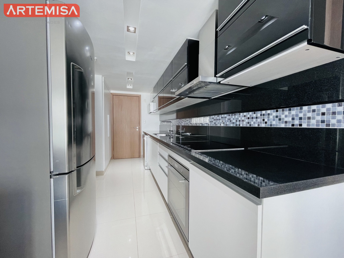 Apartamento ID.595 - Apartamento con Vista al Mar de 3 Dormitorios y Dependencia + Parrillero en Playa Brava, Punta del Este 