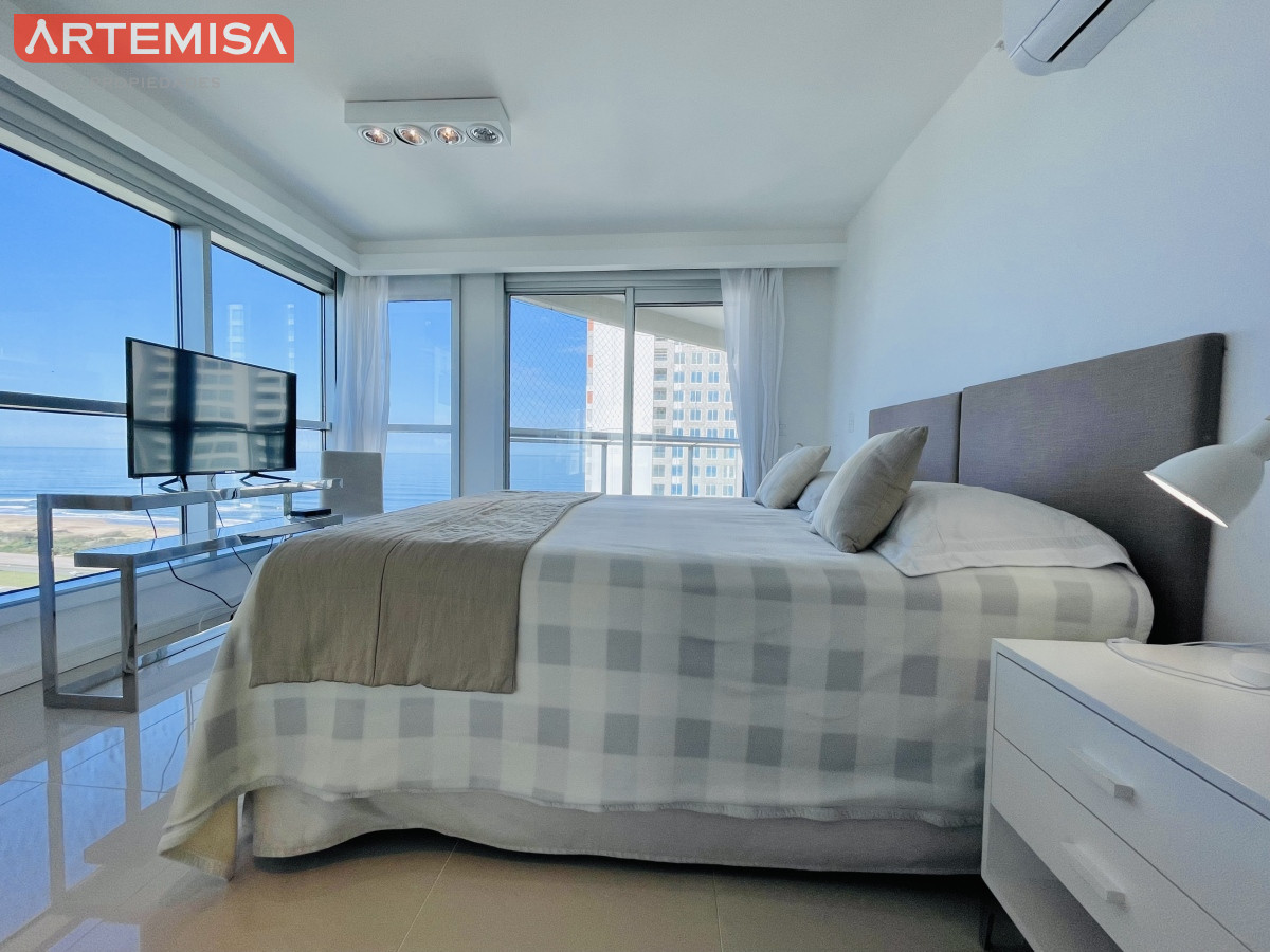 Apartamento ID.595 - Apartamento con Vista al Mar de 3 Dormitorios y Dependencia + Parrillero en Playa Brava, Punta del Este 