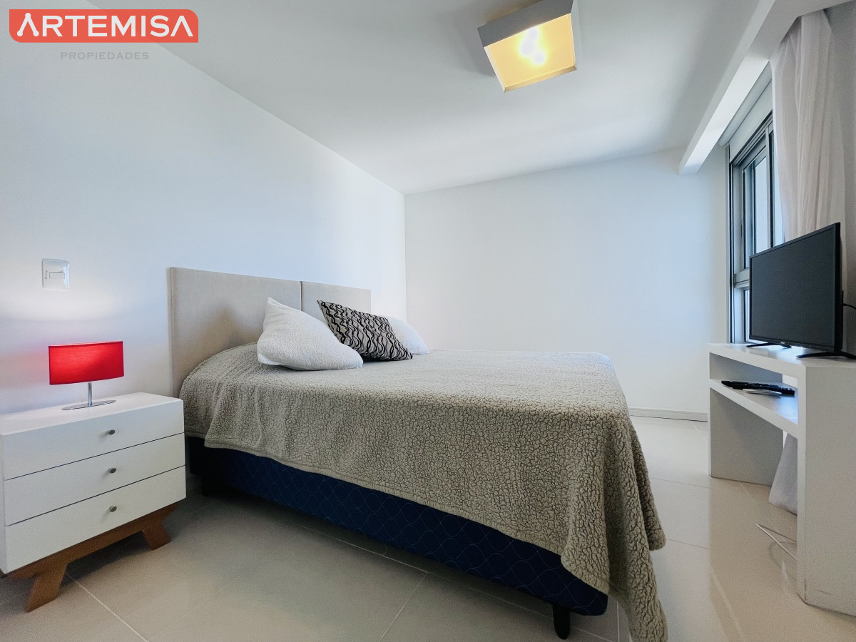 Apartamento ID.595 - Apartamento con Vista al Mar de 3 Dormitorios y Dependencia + Parrillero en Playa Brava, Punta del Este 