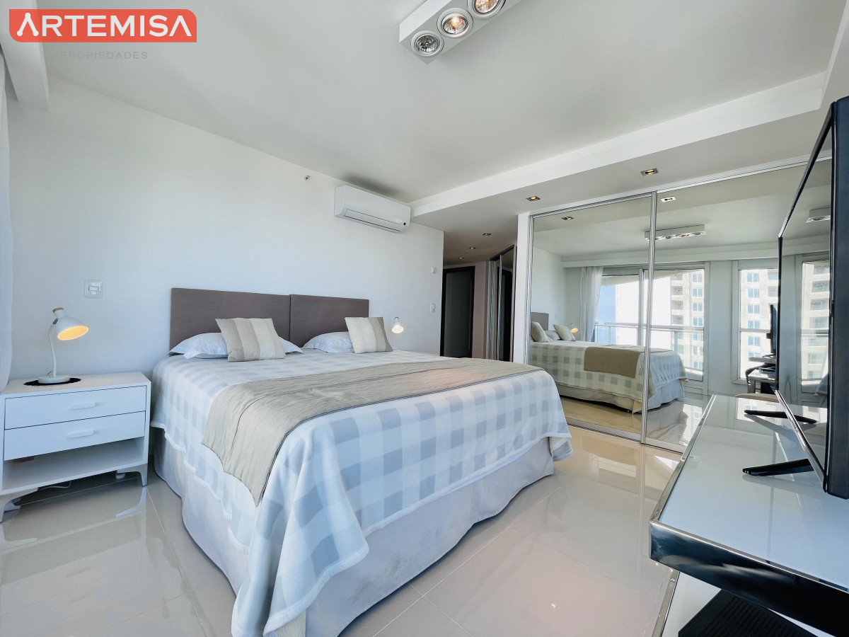 Apartamento ID.595 - Apartamento con Vista al Mar de 3 Dormitorios y Dependencia + Parrillero en Playa Brava, Punta del Este 