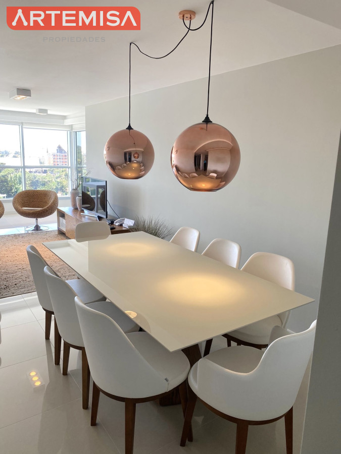 Apartamento ID.515 - Excelente Apartamento de 2 Dormitorios + Servicio en Brava con Vista al Mar