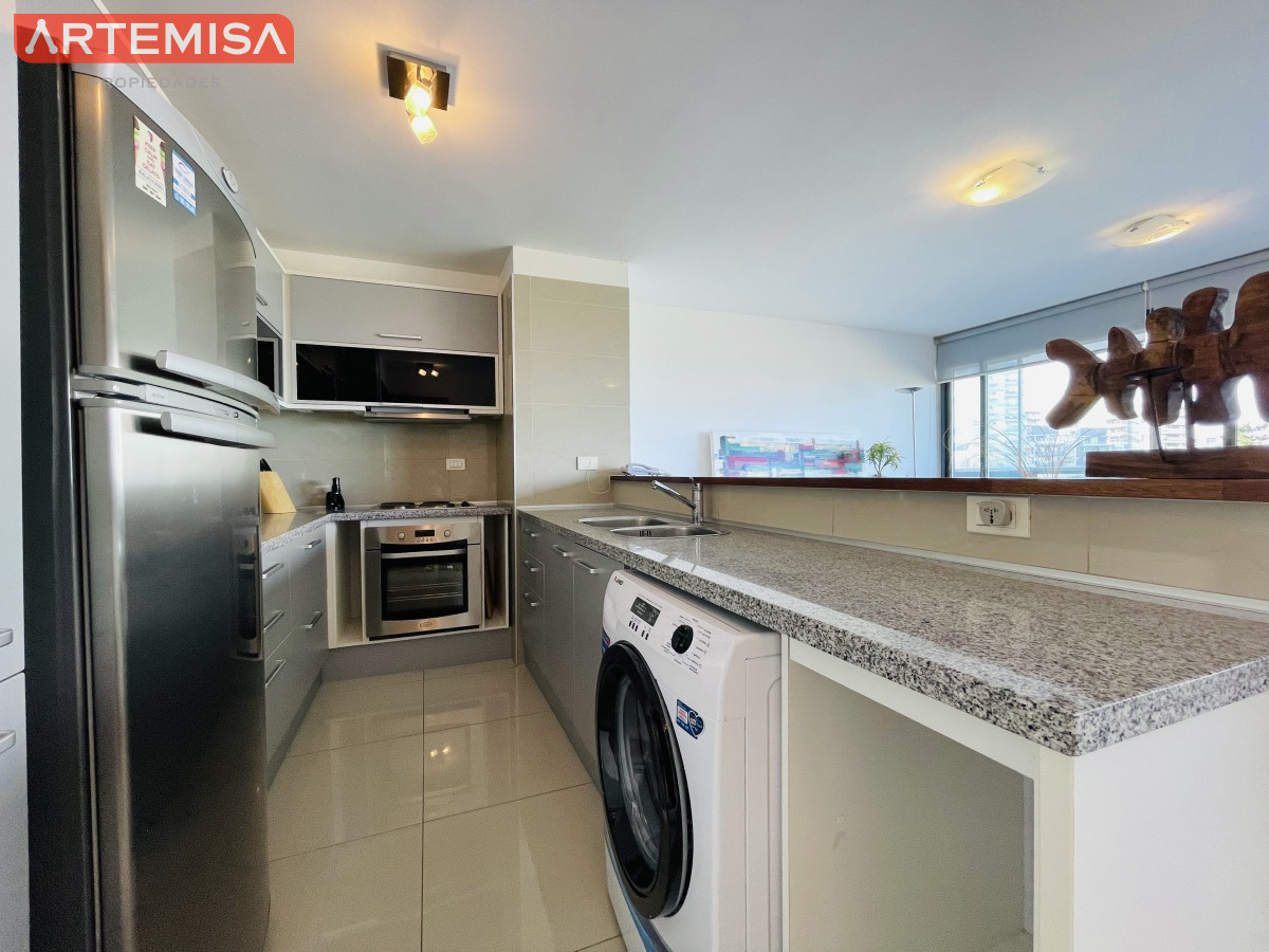 Apartamento ID.565 - Apartamento de 2 Dormitorios y Parrillero Frente a Playa Brava, Punta del Este