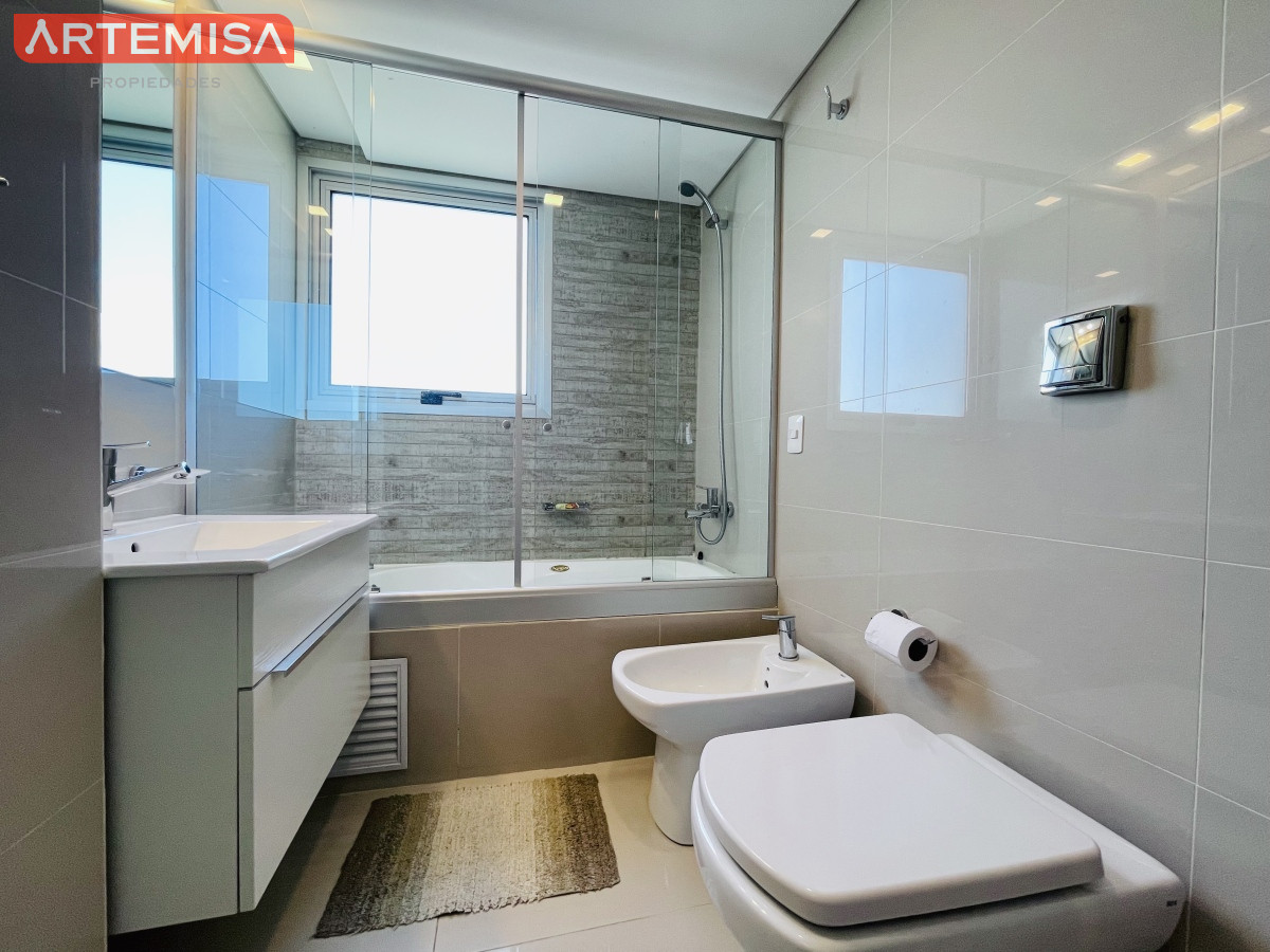 Apartamento ID.595 - Apartamento con Vista al Mar de 3 Dormitorios y Dependencia + Parrillero en Playa Brava, Punta del Este 