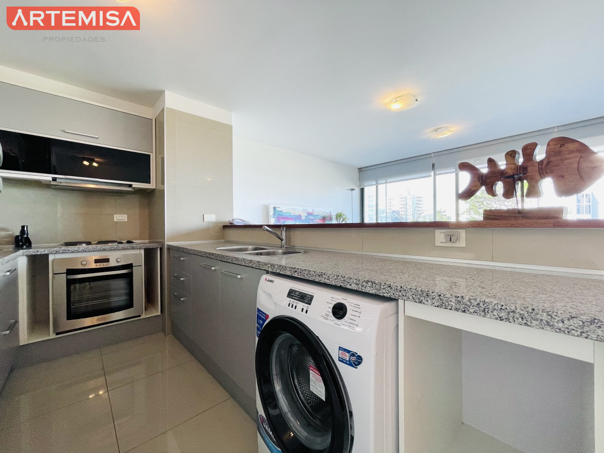 Apartamento ID.565 - Apartamento de 2 Dormitorios y Parrillero Frente a Playa Brava, Punta del Este