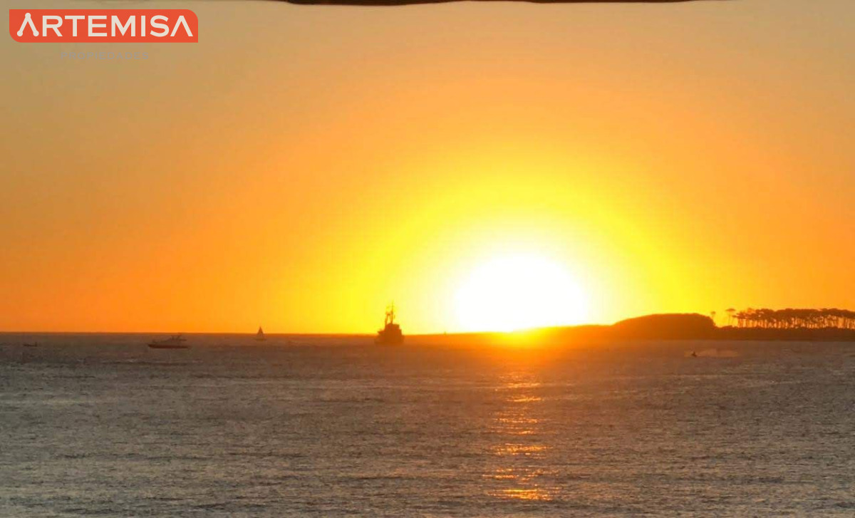 Apartamento ID.500 - Excelente Apartamento de 3 Dormitorios con Vista al Mar, Playa Mansa, Punta del Este