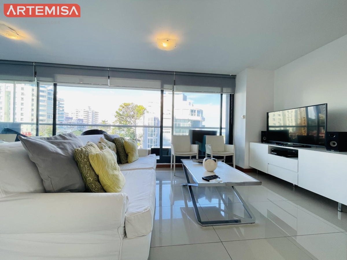 Apartamento ID.565 - Apartamento de 2 Dormitorios y Parrillero Frente a Playa Brava, Punta del Este