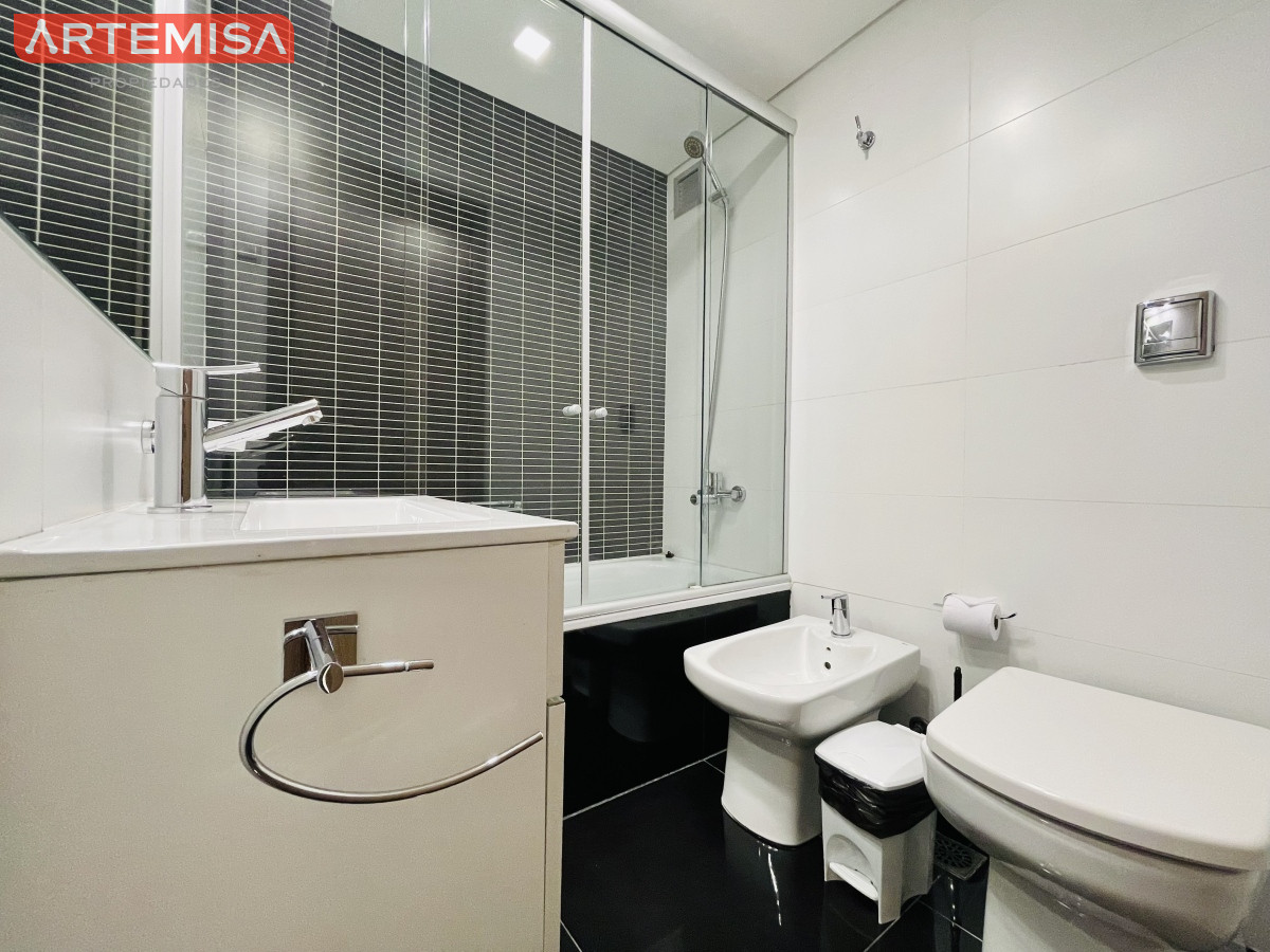 Apartamento ID.595 - Apartamento con Vista al Mar de 3 Dormitorios y Dependencia + Parrillero en Playa Brava, Punta del Este 