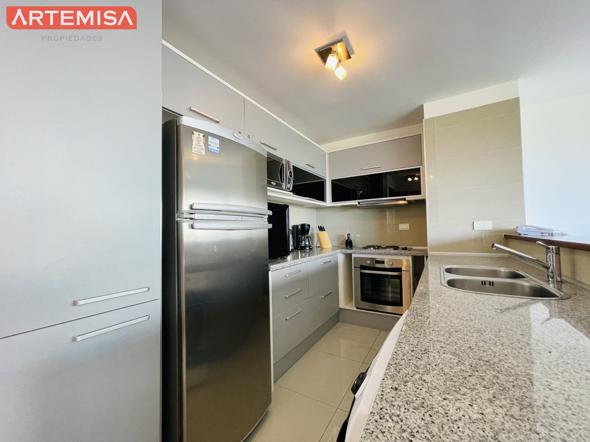 Apartamento ID.565 - Apartamento de 2 Dormitorios y Parrillero Frente a Playa Brava, Punta del Este