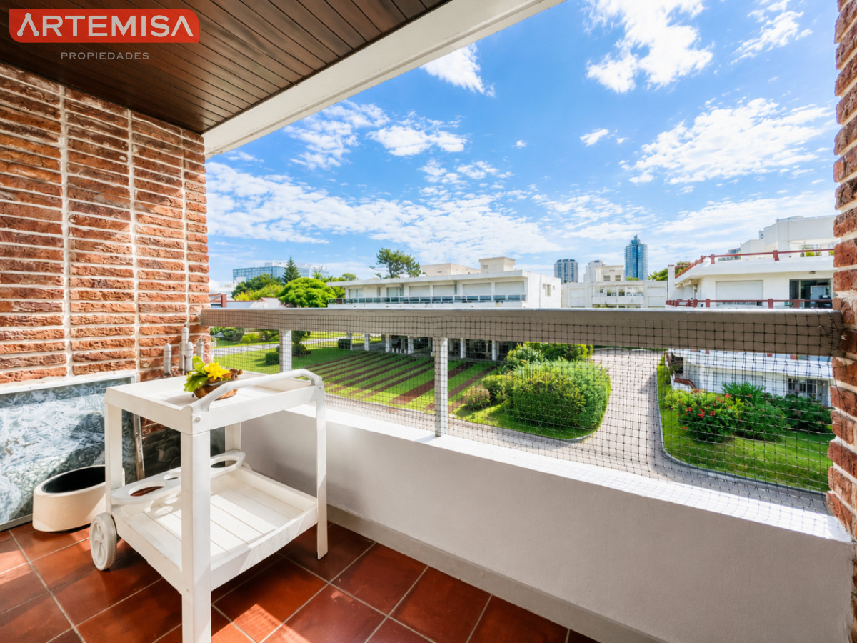 Apartamento ID.830 - Apartamento de 2 Dormitorios en Aidy Grill a Pocos Metros de Playa Brava - Venta