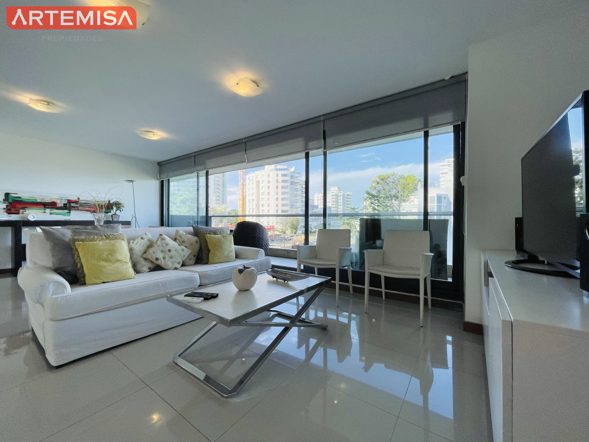 Apartamento ID.565 - Apartamento de 2 Dormitorios y Parrillero Frente a Playa Brava, Punta del Este