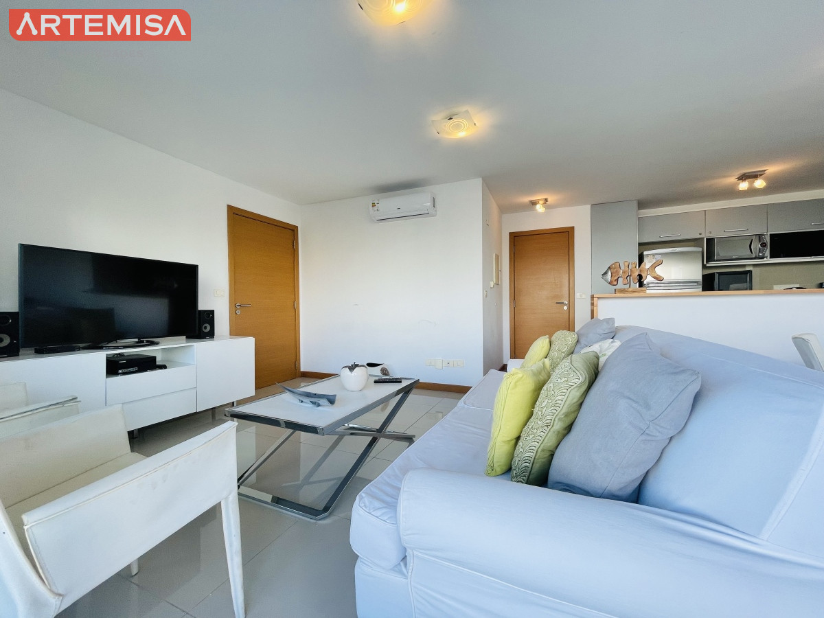 Apartamento ID.565 - Apartamento de 2 Dormitorios y Parrillero Frente a Playa Brava, Punta del Este