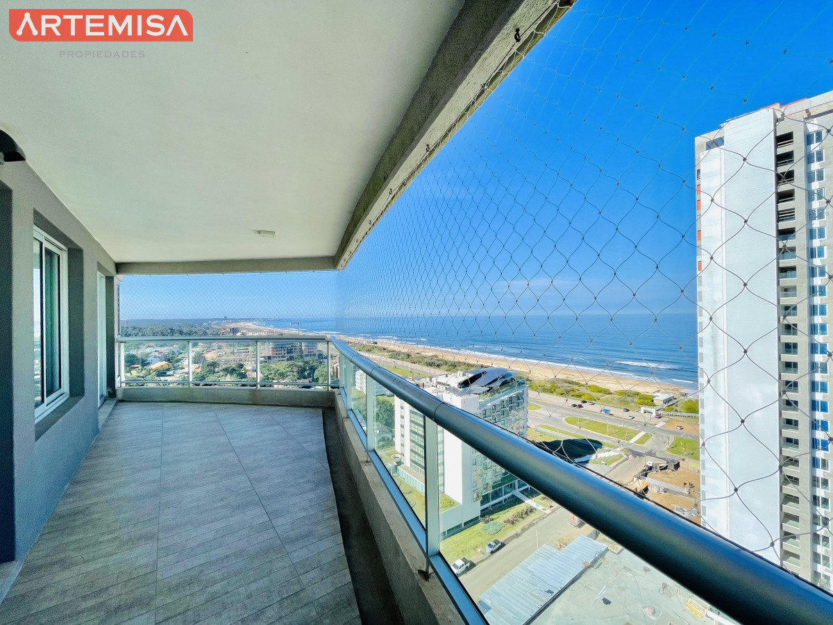 Apartamento ID.595 - Apartamento con Vista al Mar de 3 Dormitorios y Dependencia + Parrillero en Playa Brava, Punta del Este 