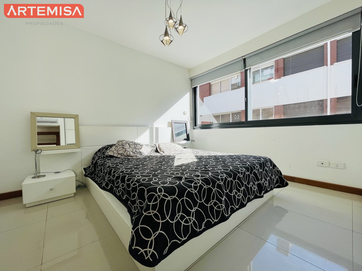 Apartamento ID.565 - Apartamento de 2 Dormitorios y Parrillero Frente a Playa Brava, Punta del Este