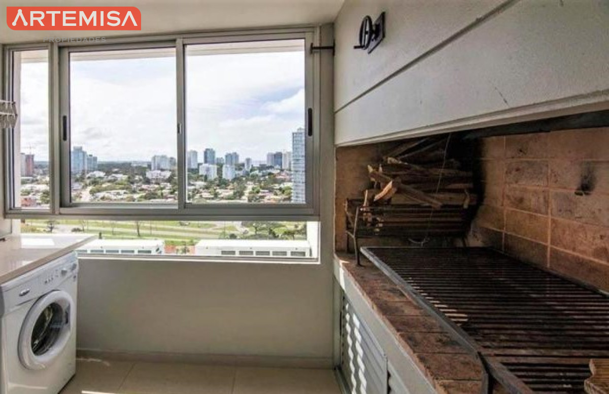 Apartamento ID.500 - Excelente Apartamento de 3 Dormitorios con Vista al Mar, Playa Mansa, Punta del Este