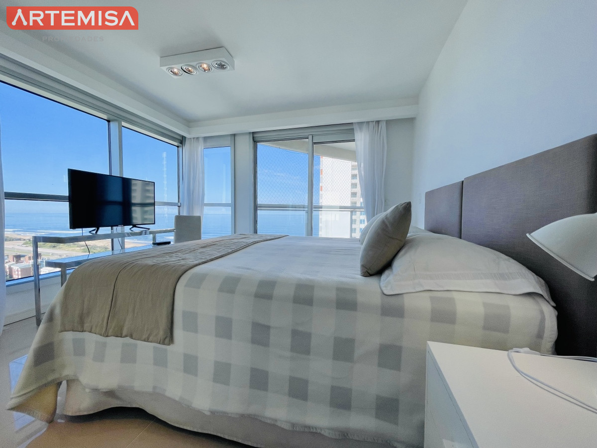 Apartamento ID.595 - Apartamento con Vista al Mar de 3 Dormitorios y Dependencia + Parrillero en Playa Brava, Punta del Este 