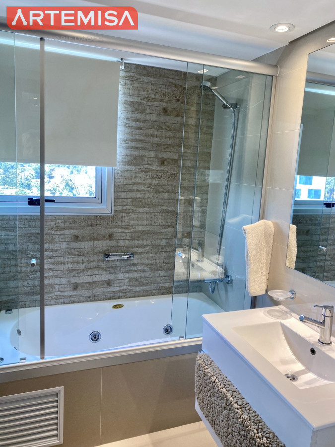 Apartamento ID.515 - Excelente Apartamento de 2 Dormitorios + Servicio en Brava con Vista al Mar