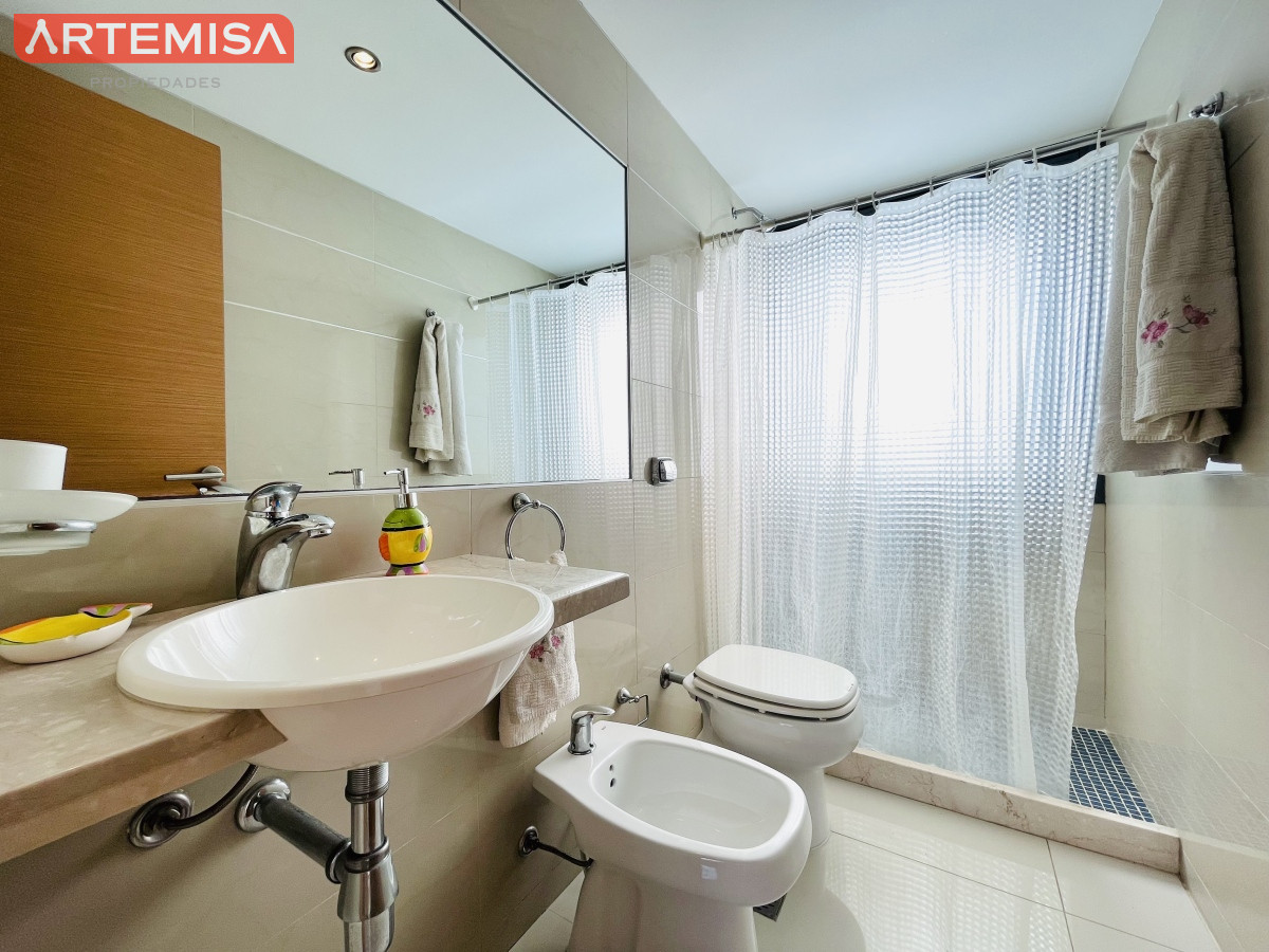 Apartamento ID.565 - Apartamento de 2 Dormitorios y Parrillero Frente a Playa Brava, Punta del Este