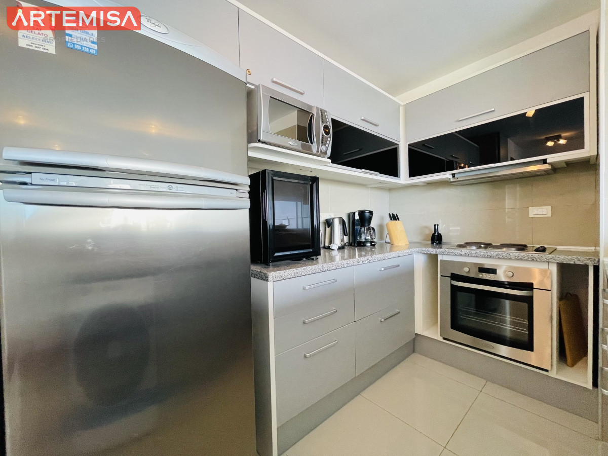 Apartamento ID.565 - Apartamento de 2 Dormitorios y Parrillero Frente a Playa Brava, Punta del Este