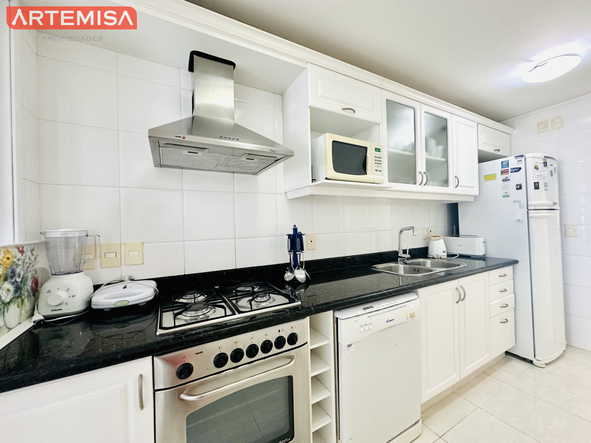 Apartamento ID.513 - Alquiler temporario de Apartamento de 2 suites sobre Playa Mansa, Primera Línea