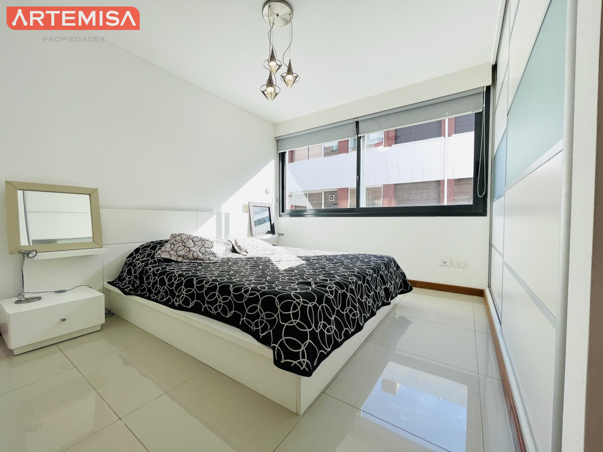 Apartamento ID.565 - Apartamento de 2 Dormitorios y Parrillero Frente a Playa Brava, Punta del Este