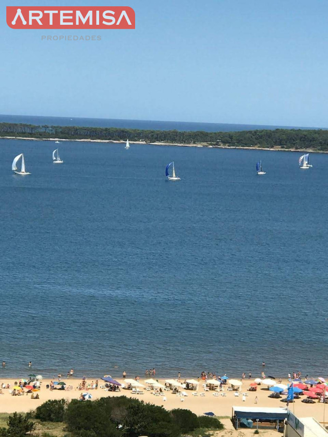 Apartamento ID.500 - Excelente Apartamento de 3 Dormitorios con Vista al Mar, Playa Mansa, Punta del Este