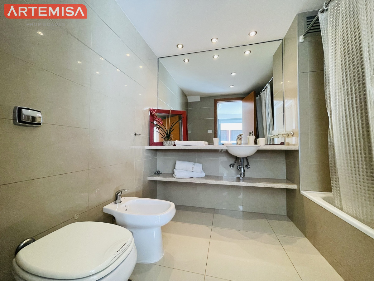 Apartamento ID.565 - Apartamento de 2 Dormitorios y Parrillero Frente a Playa Brava, Punta del Este