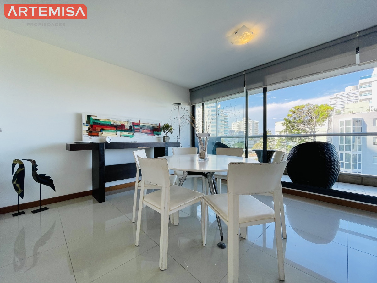 Apartamento ID.565 - Apartamento de 2 Dormitorios y Parrillero Frente a Playa Brava, Punta del Este